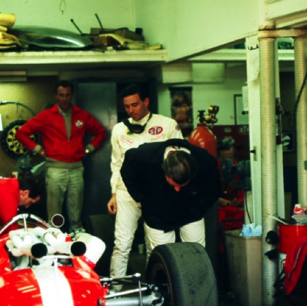 Aux essais dans le stand Lotus avec Graham Hill